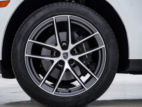 Certified 2025 Porsche Macan image 13