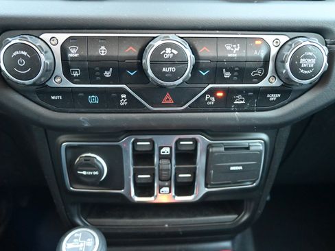 Used 2025 Jeep Wrangler Unlimited Sahara w/ Safety Group AWD/4WD image 26