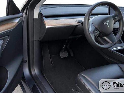 Used 2025 Tesla Model Y Long Range RWD image 8