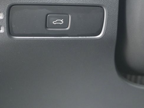 Used 2024 Volvo XC40 B5 Core image 19