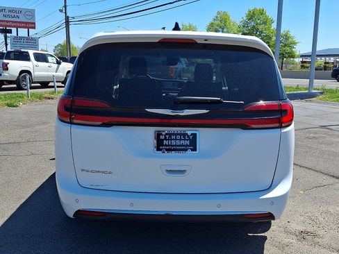 Used 2024 Chrysler Pacifica Touring-L FWD image 6