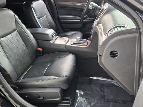 Used 2020 Chrysler 300 C image 17