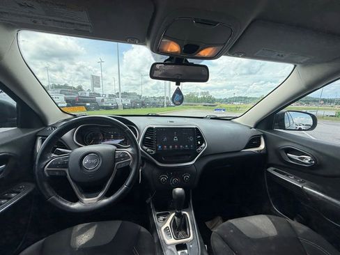 Used 2016 Jeep Cherokee Sport FWD image 9