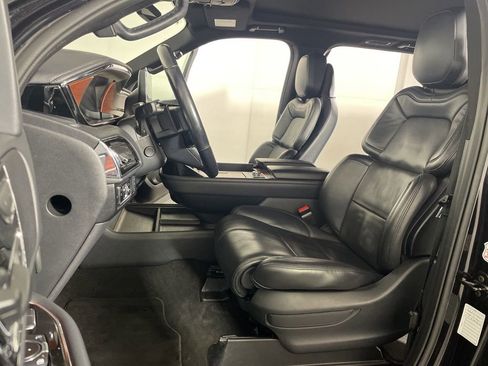 Used 2024 Lincoln Navigator Reserve image 10