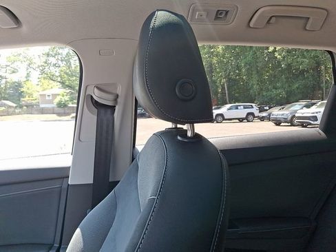 Certified 2025 Volkswagen Taos SE image 17