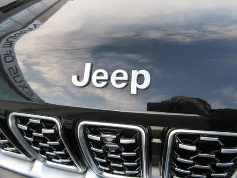 Used 2023 Jeep Grand Cherokee Summit w/ Luxury Tech Group V image 16