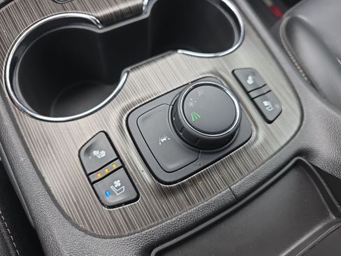 Used 2023 GMC Acadia SLT w/ Preferred Package FWD image 25
