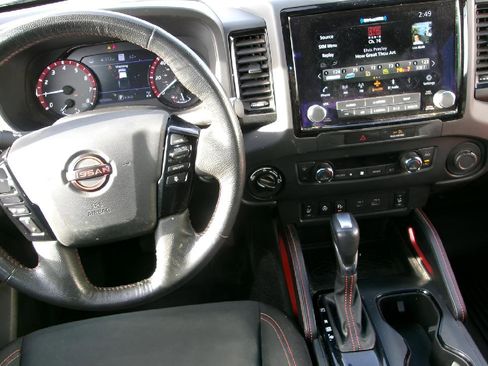 Used 2022 Nissan Frontier PRO-4X image 11