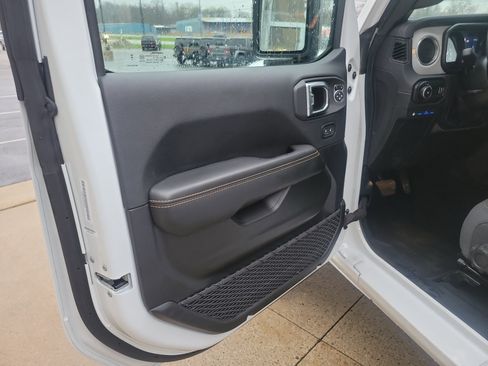 Used 2025 Jeep Wrangler Unlimited Sahara w/ Safety Group image 6