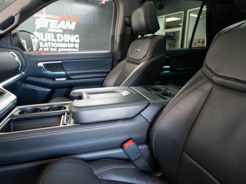 Used 2025 Ford Expedition Platinum w/ Stealth Performance Package AWD/4WD image 10