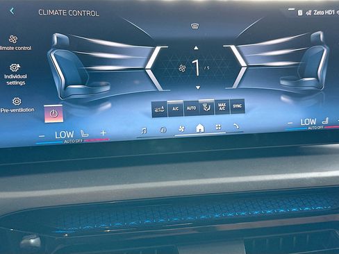 Certified 2025 BMW 230i Coupe w/ Convenience Package image 16