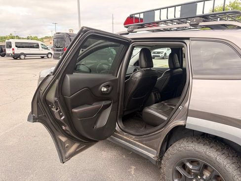 Used 2019 Jeep Cherokee Trailhawk w/ Comfort/Convenience Group AWD/4WD image 29