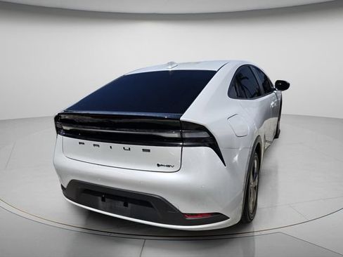 Used 2025 Toyota Prius Plug-In Hybrid FWD image 5