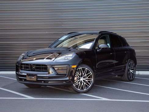 Certified 2025 Porsche Macan AWD/4WD image 1
