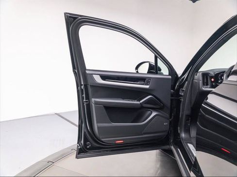 Used 2024 Porsche Cayenne AWD/4WD image 27