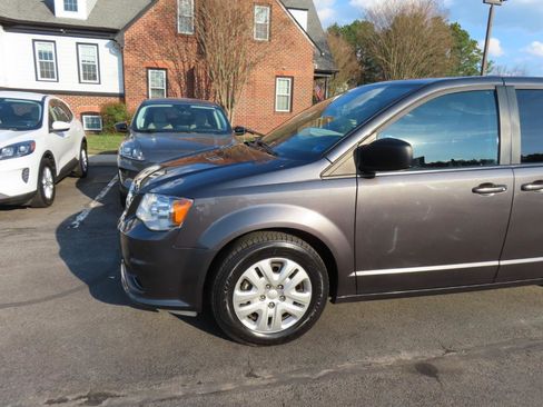 Used 2018 Dodge Grand Caravan SE image 2