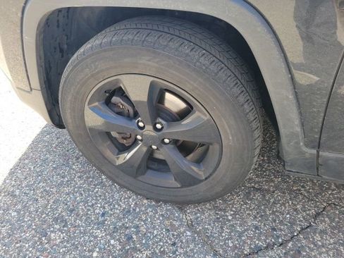 Used 2016 Jeep Cherokee Latitude w/ Cold Weather Group image 32