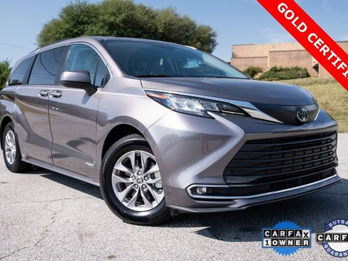 Certified 2021 Toyota Sienna XLE image 1