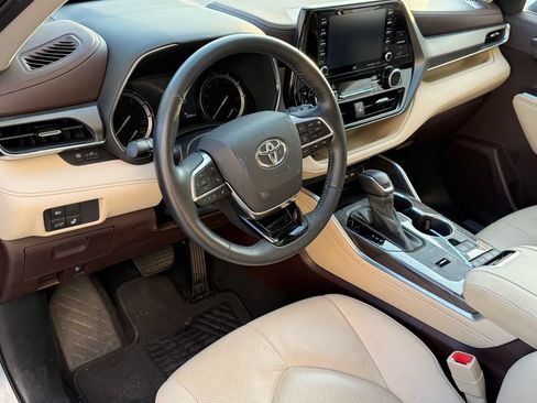 Used 2021 Toyota Highlander Limited FWD image 9
