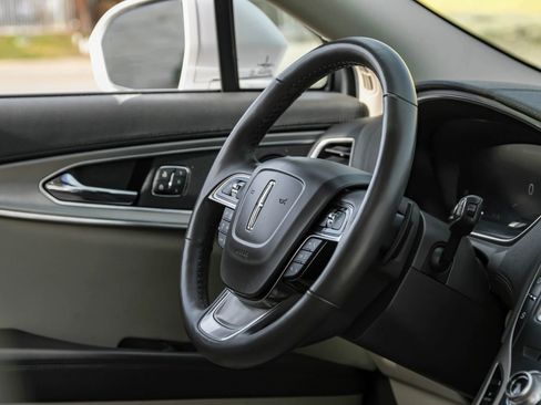 Used 2019 Lincoln Nautilus Reserve image 16