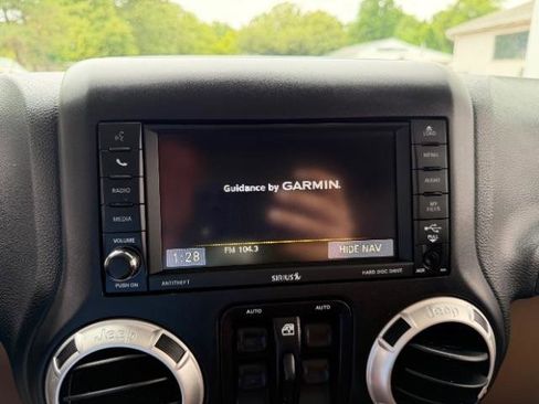Used 2016 Jeep Wrangler Unlimited Sahara w/ Connectivity Group AWD/4WD image 19