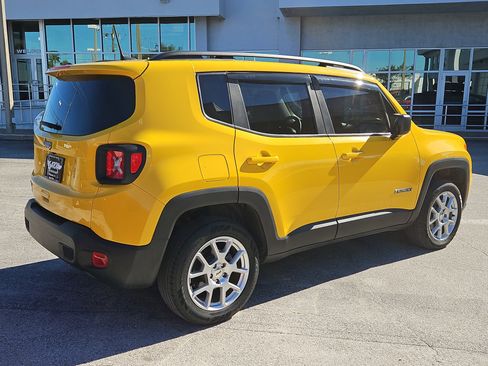 Used 2023 Jeep Renegade Latitude w/ Premium Group image 4