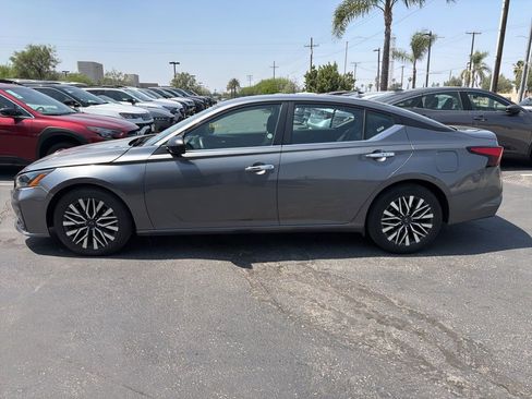 Used 2024 Nissan Altima 2.5 SV image 2