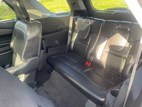Used 2021 Ford Explorer Limited w/ Equipment Group 301A AWD/4WD image 18