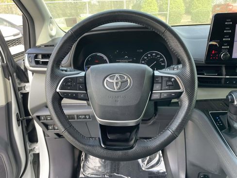 Used 2023 Toyota Sienna Limited image 19