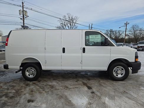 Used 2025 Chevrolet Express 2500 w/ Driver Convenience Package image 8