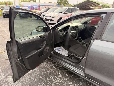 Used 2015 Volkswagen Jetta SE FWD image 9