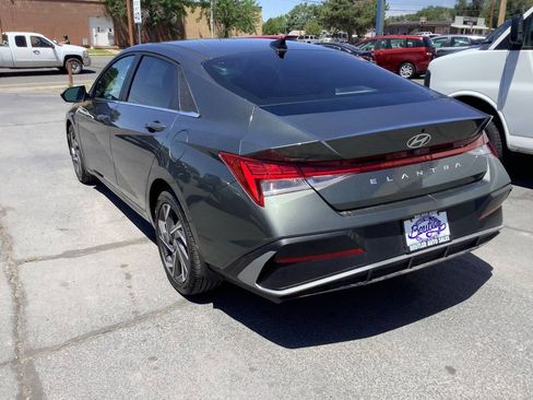 Used 2025 Hyundai Elantra SEL FWD image 12