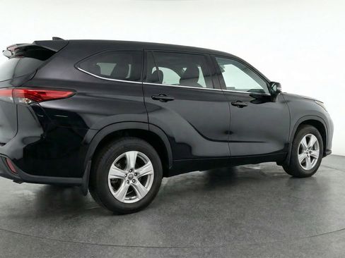 Used 2025 Toyota Highlander LE image 9