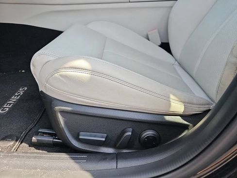 Used 2025 Genesis G70 2.5T image 16