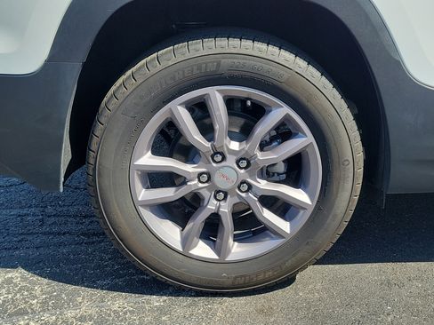 Used 2024 GMC Terrain SLT image 9