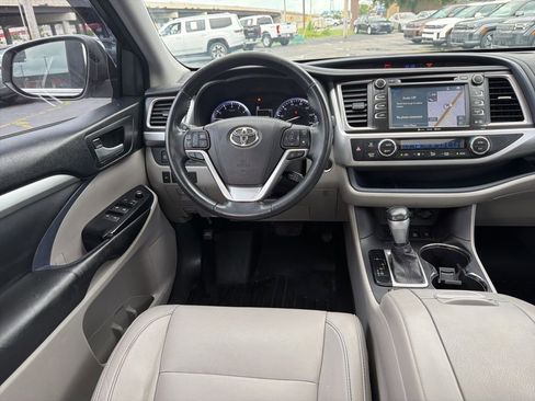 Used 2017 Toyota Highlander XLE AWD/4WD image 19