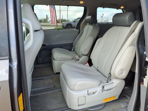 Used 2013 Toyota Sienna XLE w/ Entertainment Pkg image 8