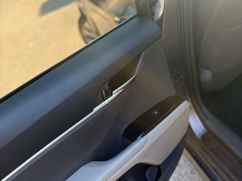 Used 2018 Toyota Camry LE image 23