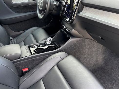 Certified 2025 Volvo XC40 B5 Plus AWD/4WD image 17