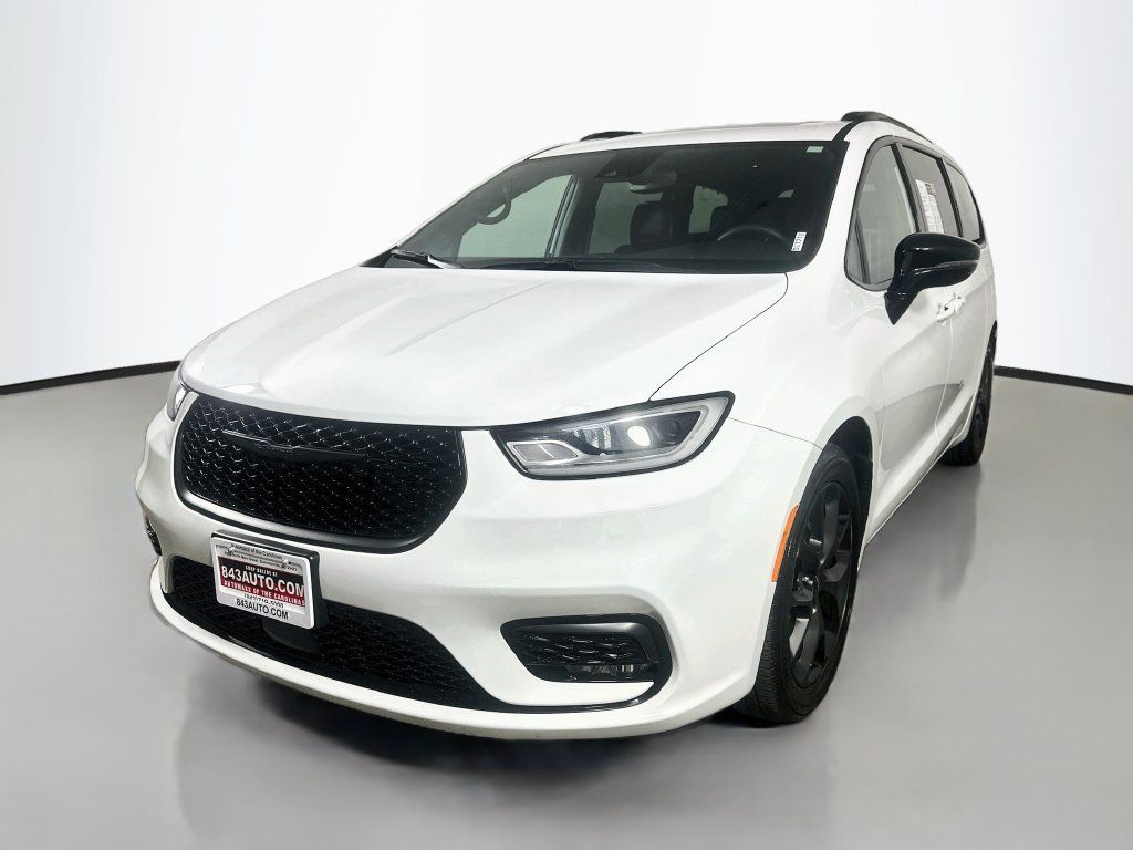 Used 2025 Chrysler Pacifica Limited FWD image 3