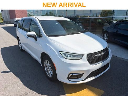Used 2023 Chrysler Pacifica Touring-L FWD image 1