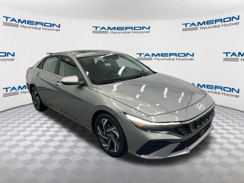 Used 2025 Hyundai Elantra SEL FWD image 7