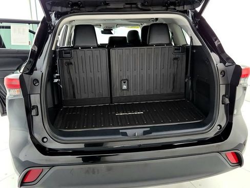 Used 2023 Toyota Highlander XLE AWD/4WD image 20