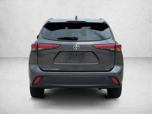 Certified 2021 Toyota Highlander XLE FWD image 6