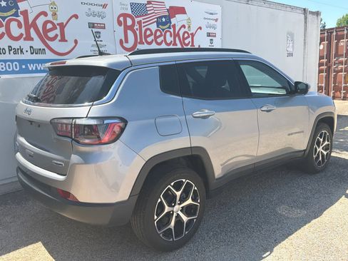 Used 2024 Jeep Compass Latitude AWD/4WD image 3