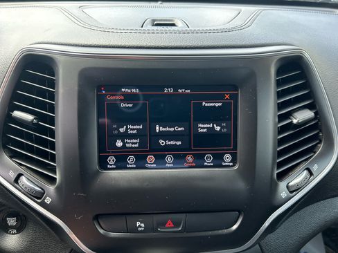 Used 2019 Jeep Cherokee Latitude Plus w/ Cold Weather Group AWD/4WD image 16