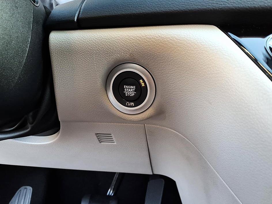 Used 2023 Chrysler Pacifica Touring-L FWD image 29