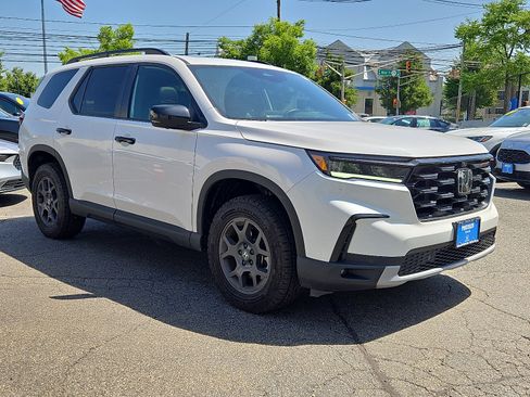 Used 2025 Honda Pilot TrailSport image 6