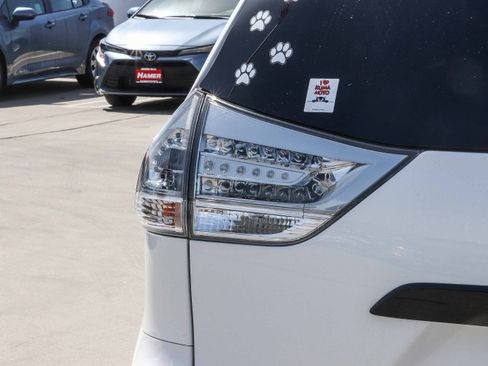 Used 2020 Toyota Sienna SE w/ Nightshade Edition FWD image 8