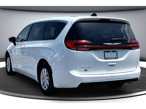 Used 2024 Chrysler Pacifica Touring-L FWD image 18